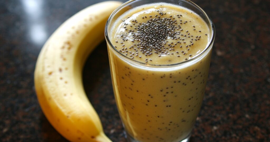 Jak przygotować koktajl proteinowy z bananem i chia na masę mięśniową